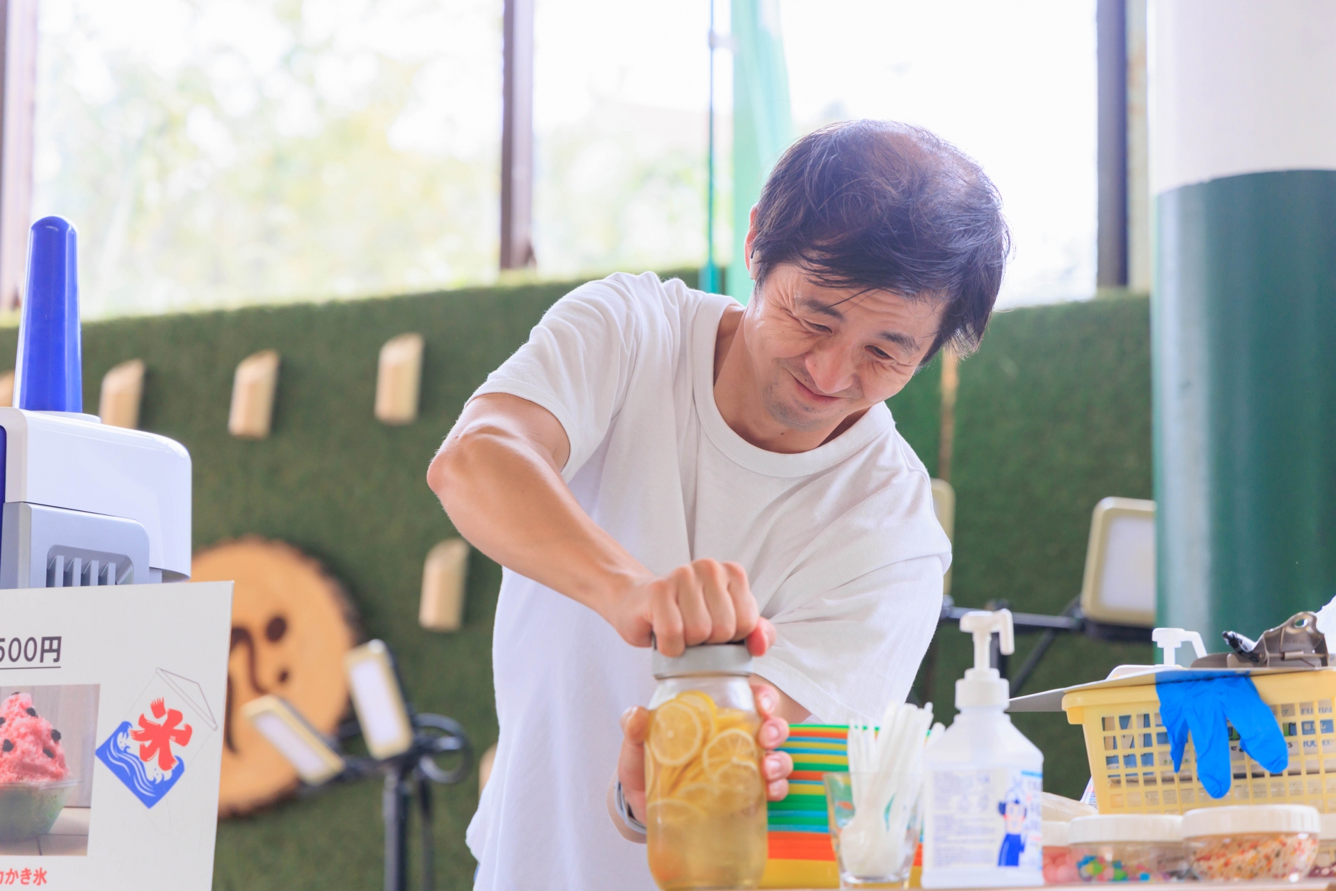 夏場のイベントでかき氷を作る男性